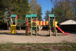 Детская площадка с горками на территории